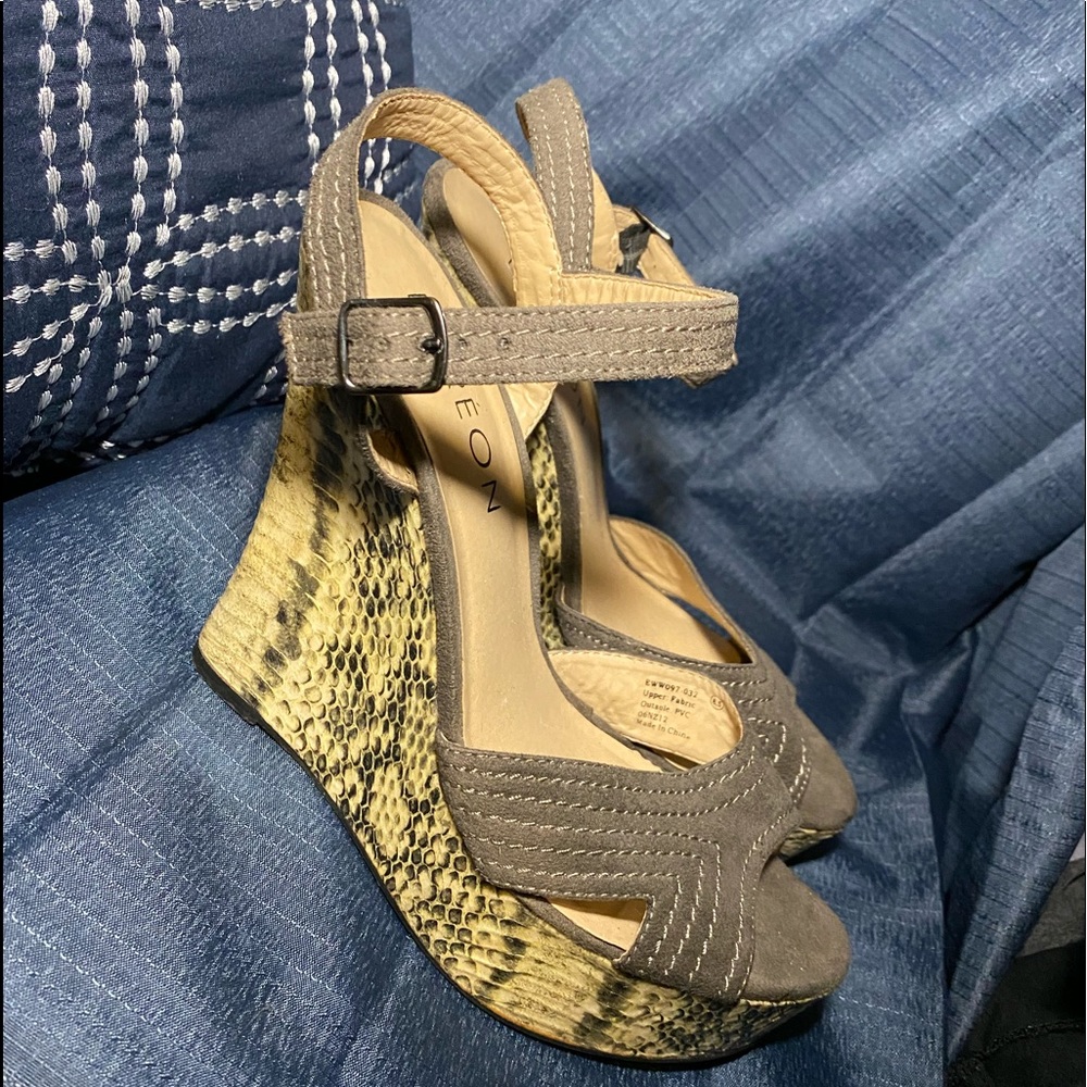 Dereon Snakeskin Wedges 🤍